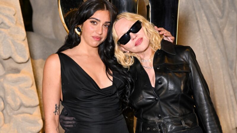 Após dança das cadeiras inédita, Paris inicia a fashion week da década