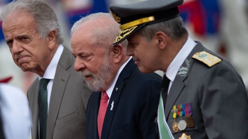 Em meio ao julgamento de Bolsonaro, Lula almoça com militares nesta 6ª