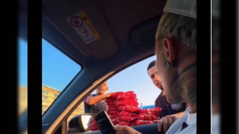 MC Daniel faz Pix de R$ 500 a vendedores de pipoca em semáforo no DF
