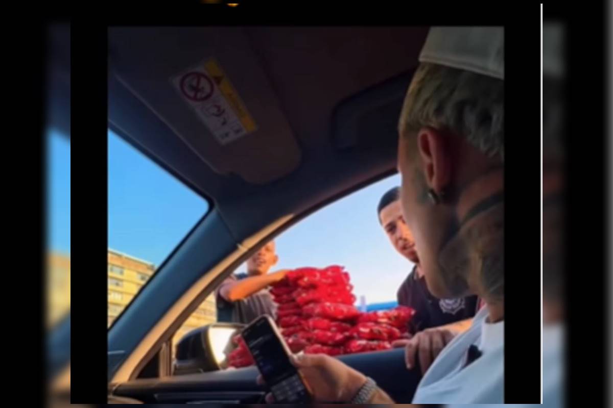 MC Daniel faz Pix de R$ 500 a vendedores de pipoca em semáforo no DF