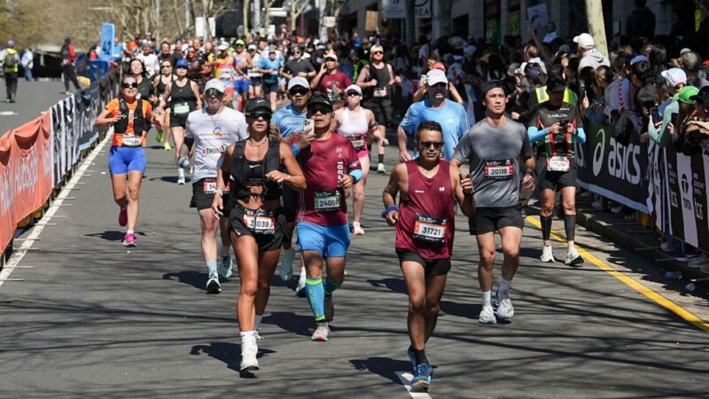 É hoje! Corredores de rua disputam provas da Meia Maratona Metrópoles