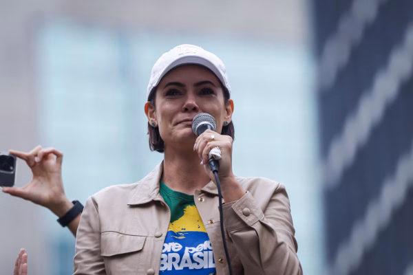 Gleisi rebate Tarcísio: “Ninguém aguenta mais as ameaças de Bolsonaro”