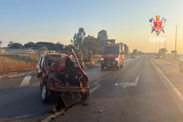 Mulher fica presa em ferragens após colisão entre carro e ônibus no DF