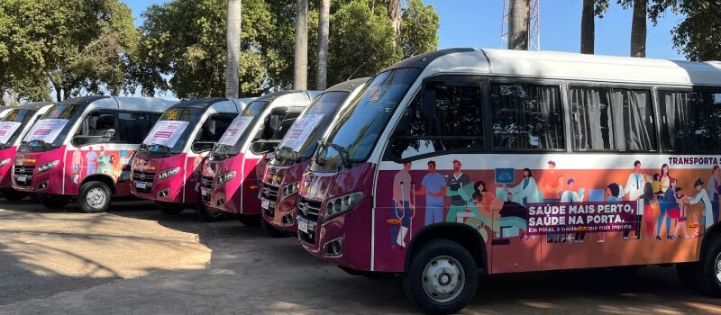 Governo de Minas entrega 15 ônibus para o transporte de pacientes nas regiões Noroeste e Alto Paranaíba