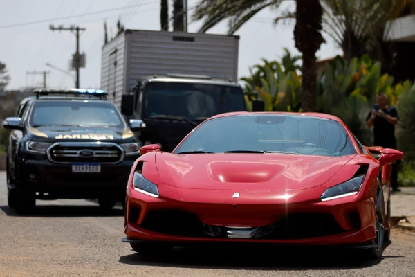 “Careca do INSS” diz que filho tirou foto de Ferrari que não é dele
