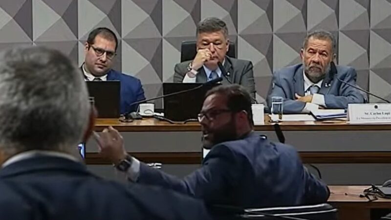 CPMI do INSS: senador manda deputado “se foder” e mostra dedo do meio