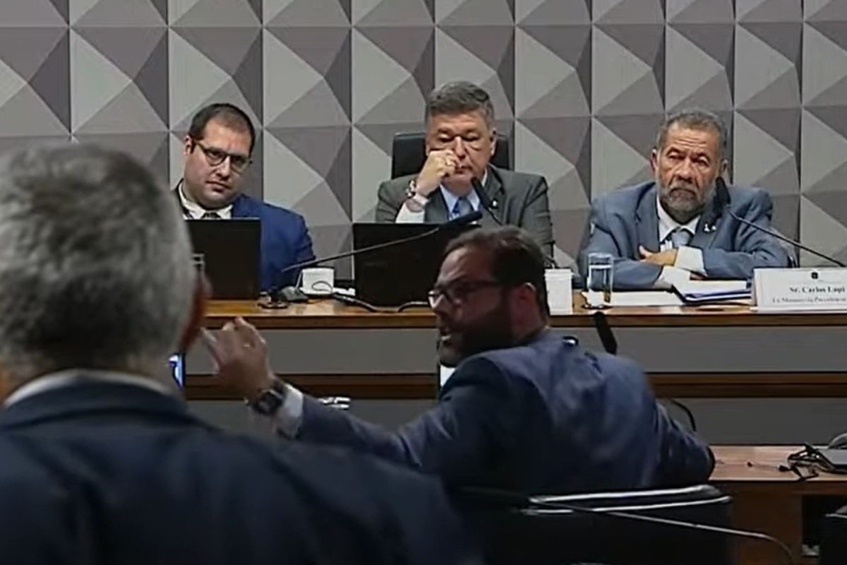 CPMI do INSS: senador manda deputado “se foder” e mostra dedo do meio