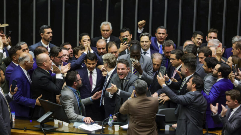 Aliados de Bolsonaro celebram falas de Fux no STF: “Arrebentando”