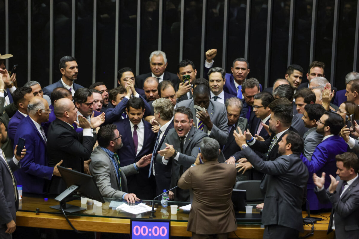 Aliados de Bolsonaro celebram falas de Fux no STF: “Arrebentando”
