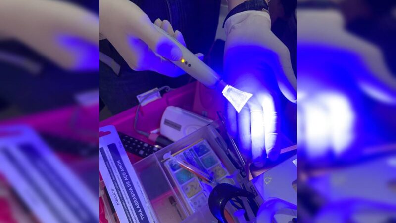 De jaleco e tornozeleira: polícia fecha clínica de falsa dentista