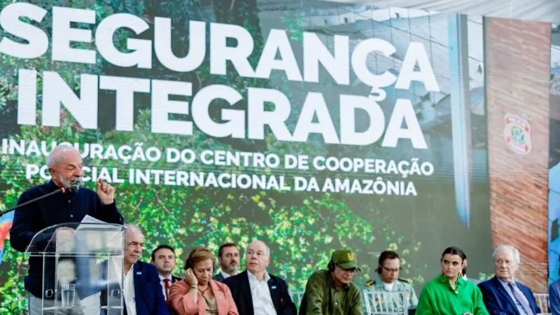Lula diz que Bolsonaro fez “burrices” e mandou filho articular sanções