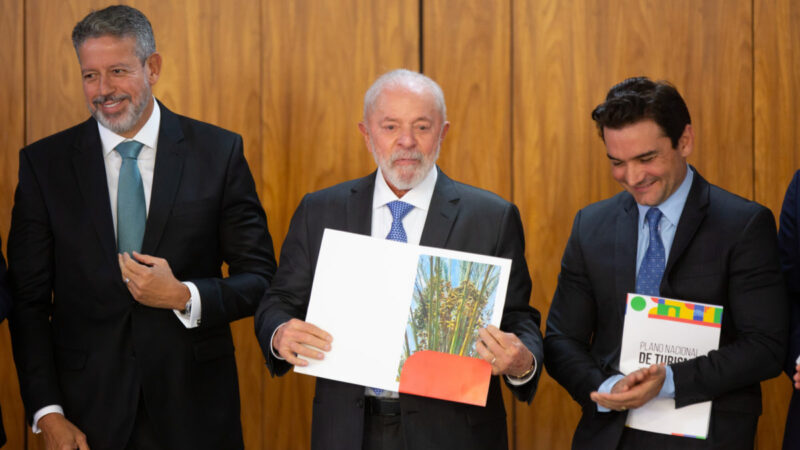 Lula pressiona ministros do Centrão e entra em embate com União Brasil