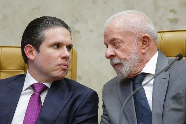 Hugo Motta parabeniza Edson Fachin por posse no STF e CNJ