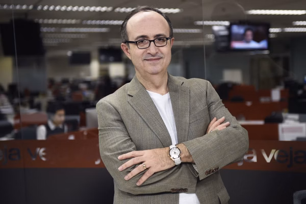 Sem voz, Reinaldo Azevedo tem fala reproduzida por IA em jornal. Vídeo