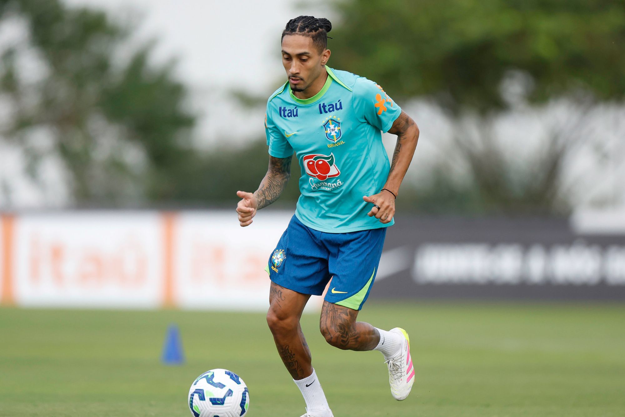 Raphinha se apresenta na Granja Comary e completa delegação da Seleção