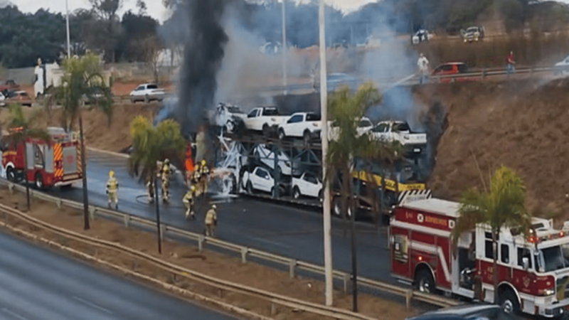 Vídeo: incêndio destrói caminhão-cegonha com 11 carros na Epia Norte