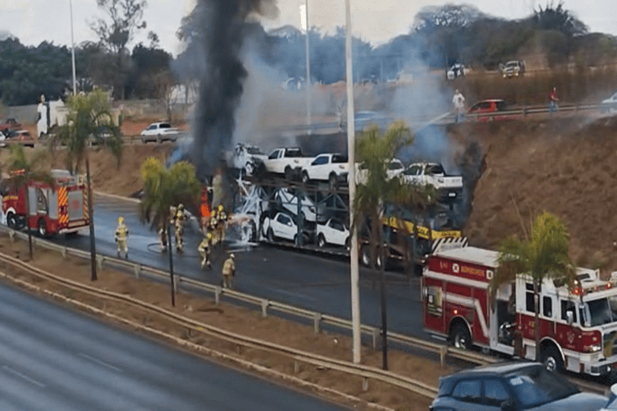 Vídeo: incêndio destrói caminhão-cegonha com 11 carros na Epia Norte