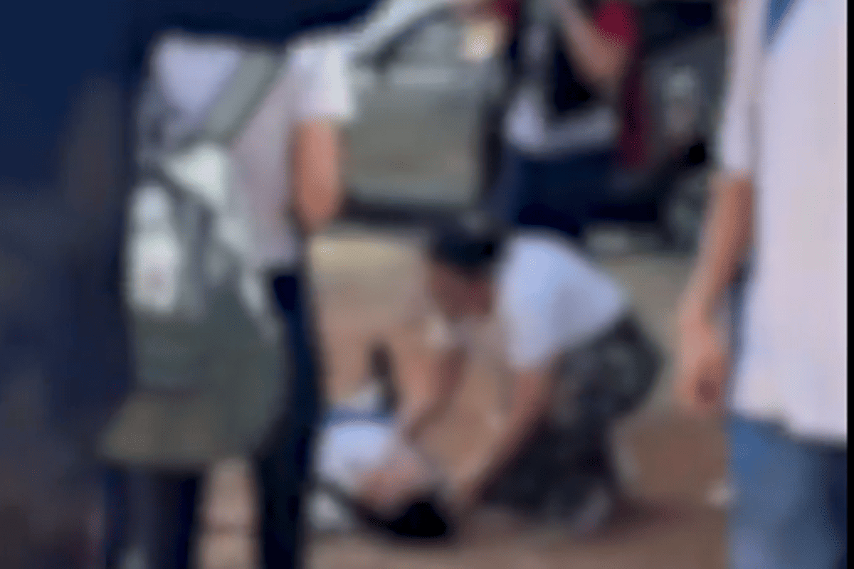 Polícia faz ronda perto de escola onde aluno desmaiou após mata-leão