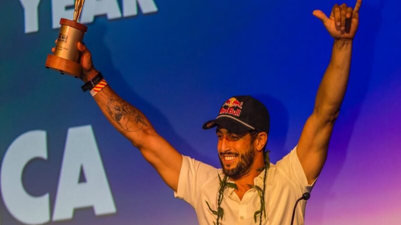 Lucas Chumbo é eleito o surfista do ano em ondas gigantes