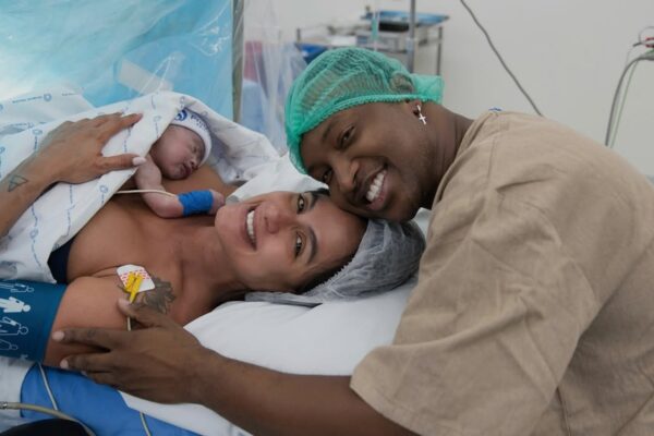 Nasce Bento, primeiro filho de Thiaguinho e Carol Peixinho