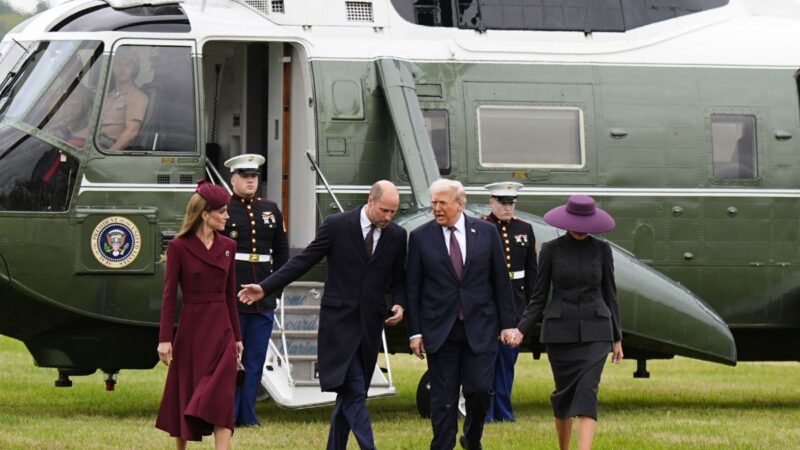 Trump é recebido pelo rei Charles ao chegar ao Castelo de Windsor