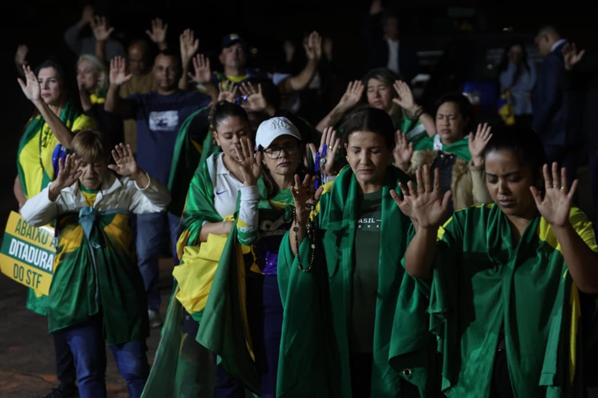 Apoiadores fazem vigília na porta de Bolsonaro em 2º dia de julgamento