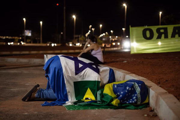 Apoiadores fazem nova vigília no condomínio de Bolsonaro nesta sexta