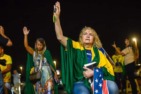Após condenação, apoiadores fazem vigília no condomínio de Bolsonaro