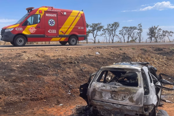 Carro bate em carreta de tomates e pega fogo; duas pessoas morreram