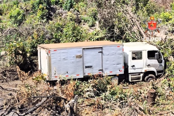 Colisão na BR-080 mata motoclista e faz caminhão tombar em ribanceira