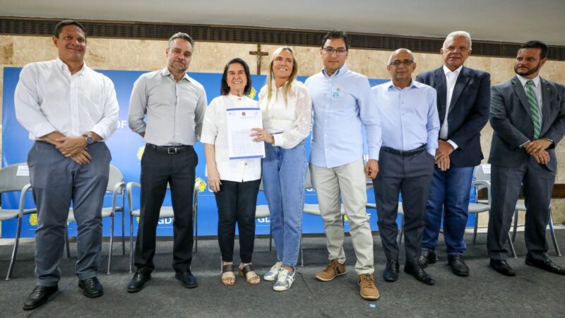 Celina Leão entrega 34 escrituras a igrejas e entidades sociais no DF