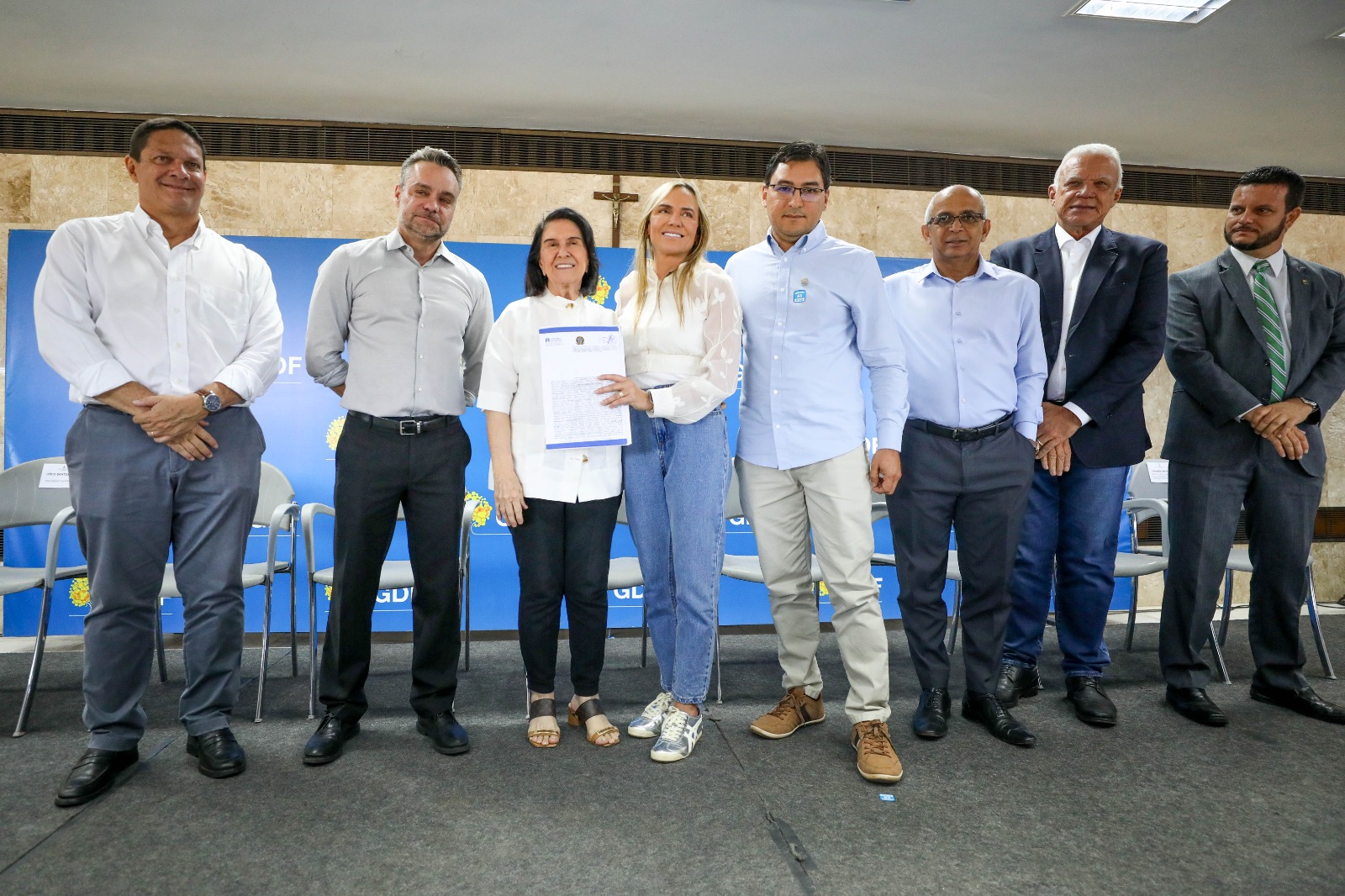 Celina Leão entrega 34 escrituras a igrejas e entidades sociais no DF