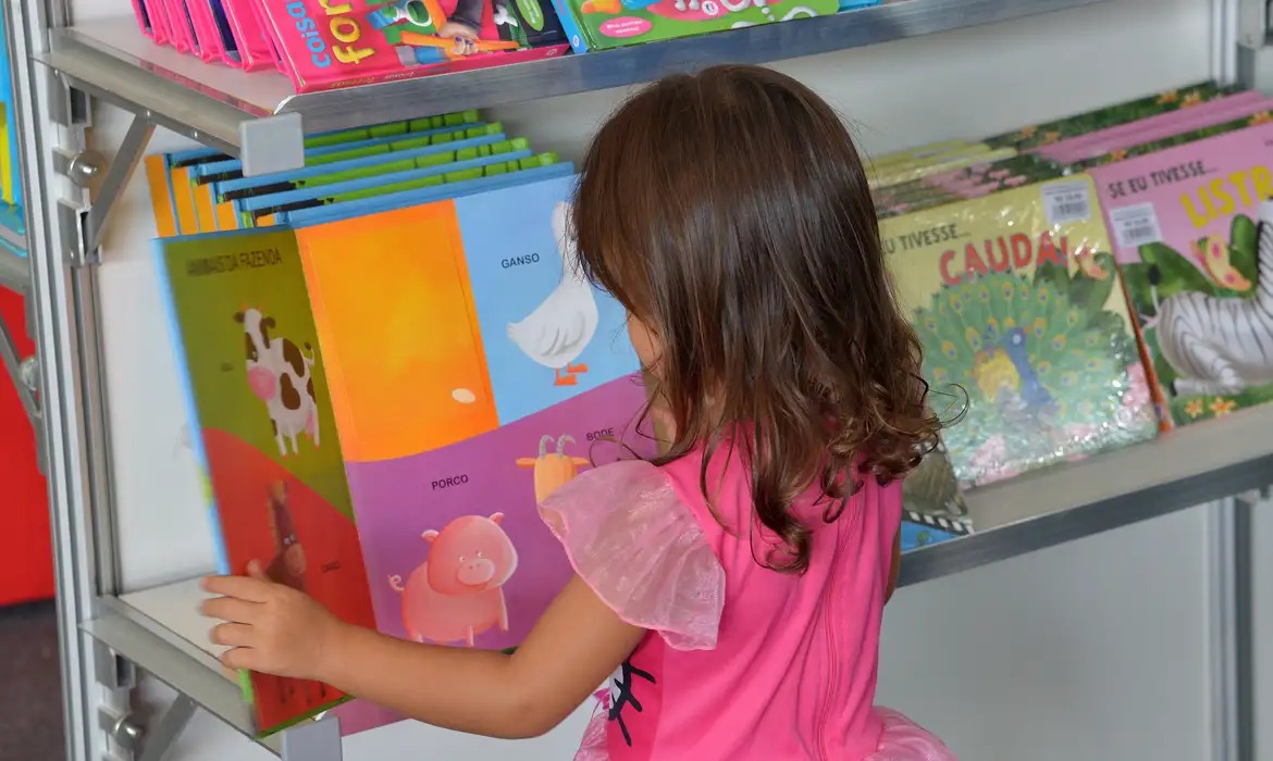 Brasília Inspira Poesia lança segunda antologia com saraus em escolas do DF