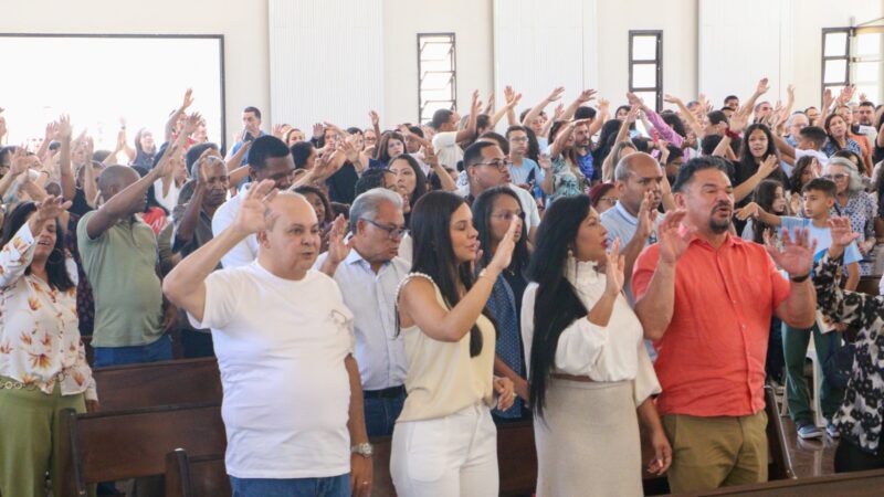 Ibaneis Rocha reforça apoio a organizações religiosas durante missa no Núcleo Bandeirante