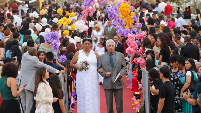 Primavera do Amor reúne 100 casais em casamento comunitário na Concha Acústica
