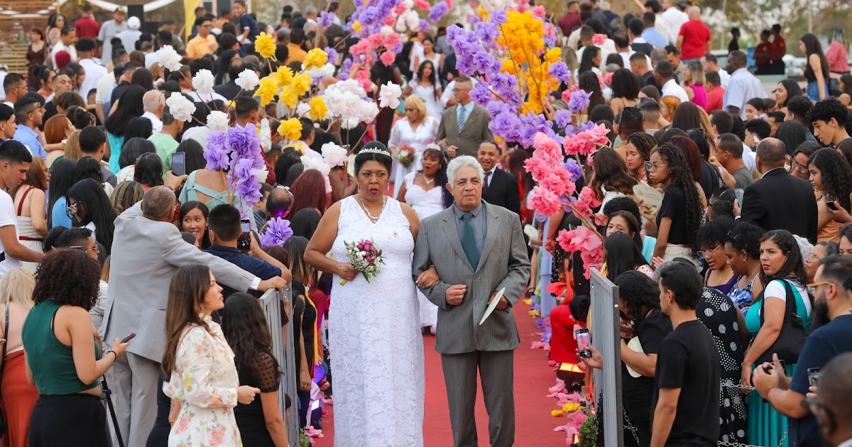 Primavera do Amor reúne 100 casais em casamento comunitário na Concha Acústica