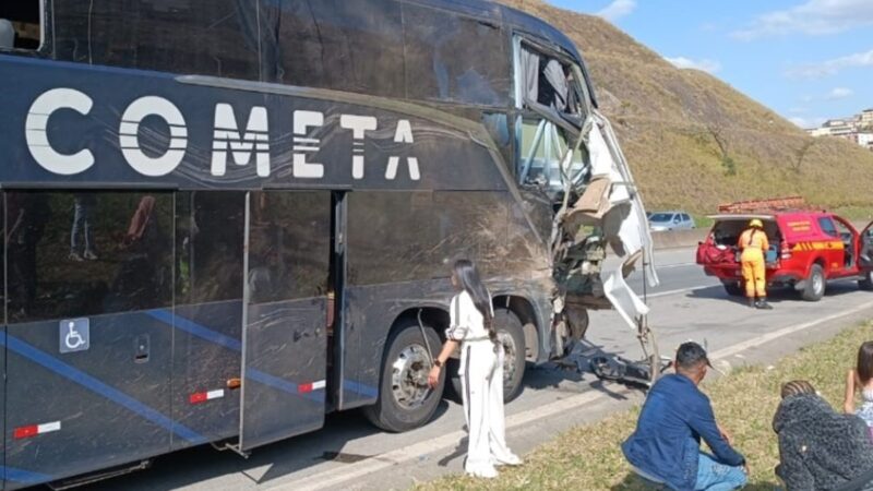 BR-040: ônibus é atingido após parar para passageiro e deixa mortos