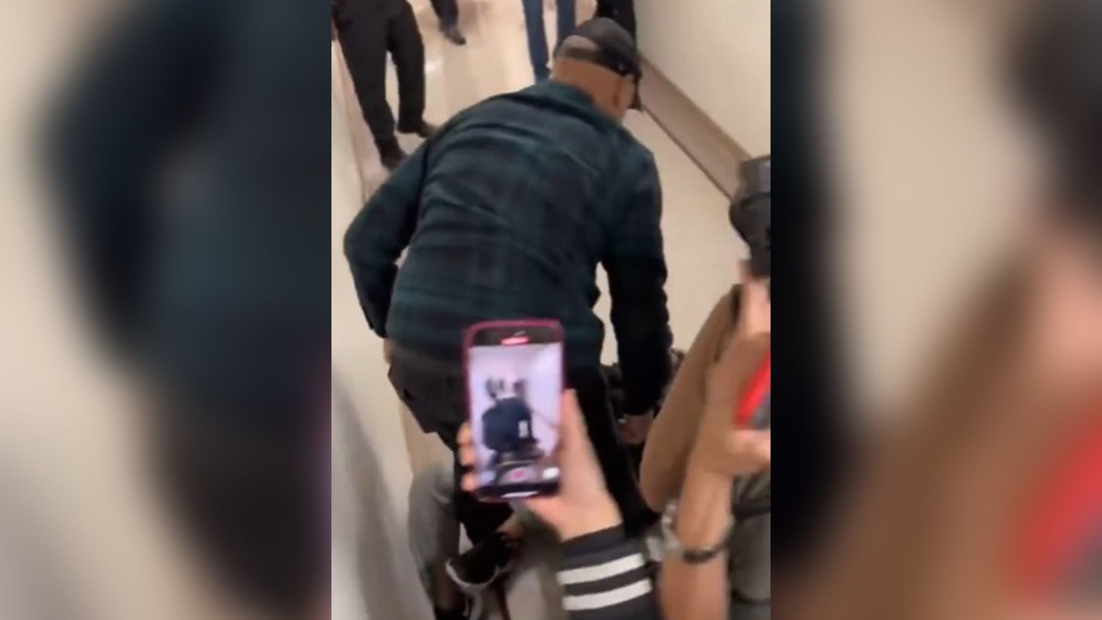 Vídeo: agente de imigração dos EUA derruba mulher na frente dos filhos