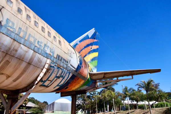 Alvo de vandalismo, avião estacionado em Taguatinga passa por reparos