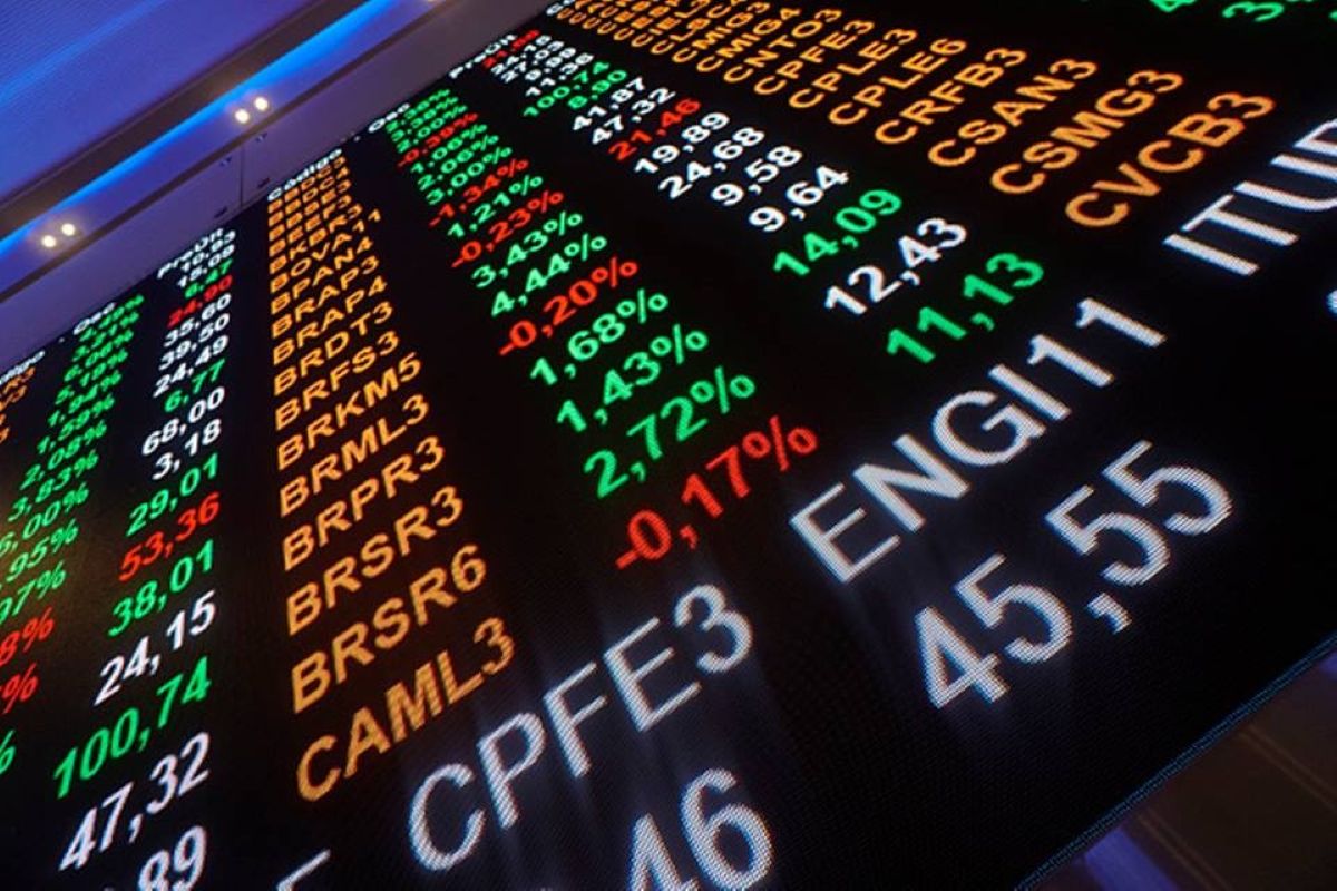 Bolsa bate o 7º recorde desde julho. Dólar mantém-se estável a R$ 5,32