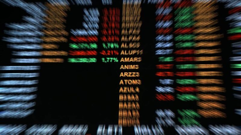 Ibovespa dispara e bate novo recorde histórico. Dólar cai a R$ 5,30