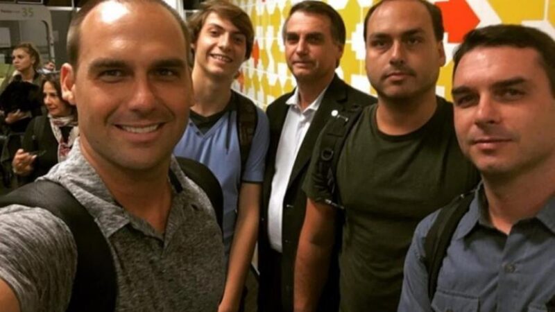 Filhos de Bolsonaro se manifestam no 1º dia de julgamento no STF