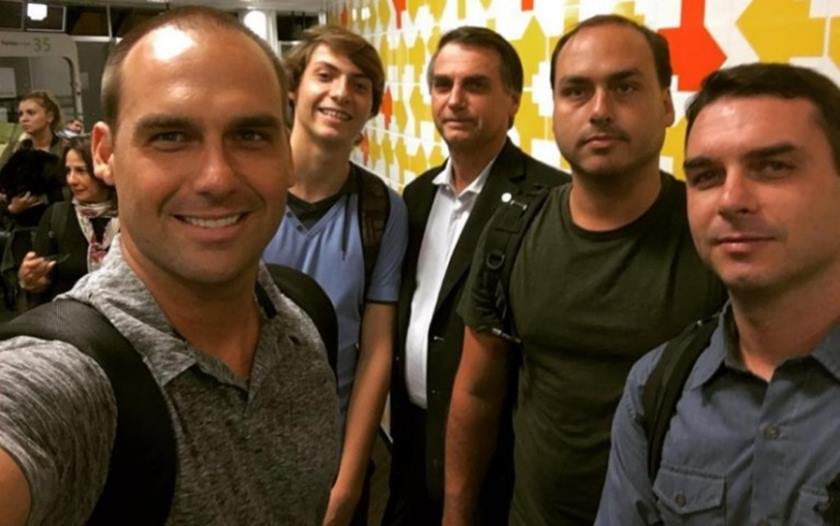 Filhos de Bolsonaro se manifestam no 1º dia de julgamento no STF