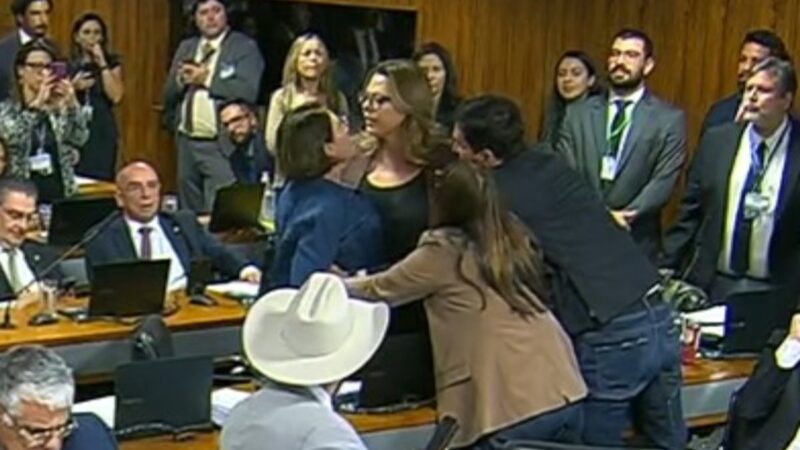 CPMI do INSS: parlamentares batem boca e precisam ser separadas. Vídeo