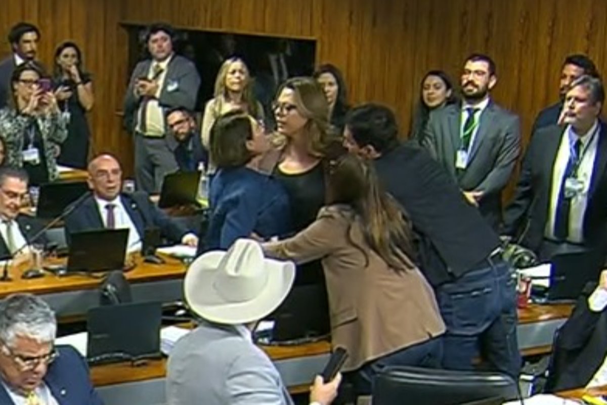 CPMI do INSS: parlamentares batem boca e precisam ser separadas. Vídeo