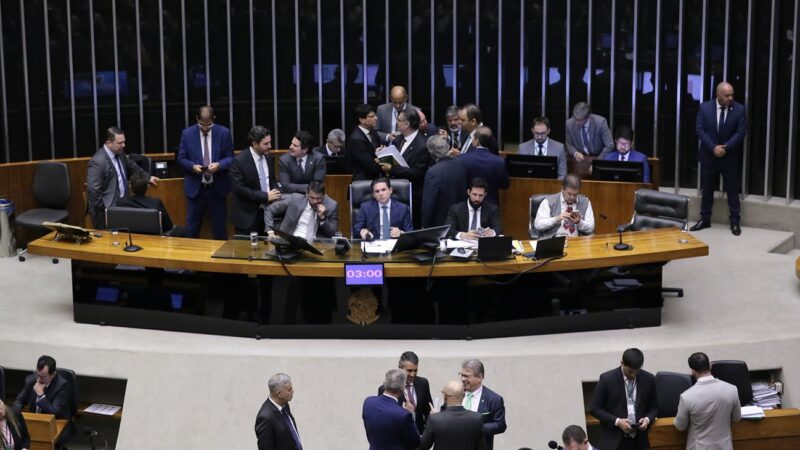 Deputados se desculpam por votarem a favor da PEC da Blindagem