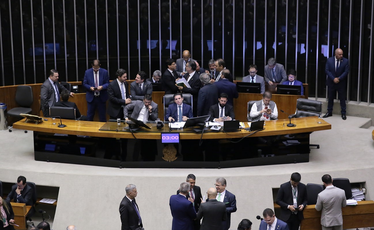 Deputados se desculpam por votarem a favor da PEC da Blindagem