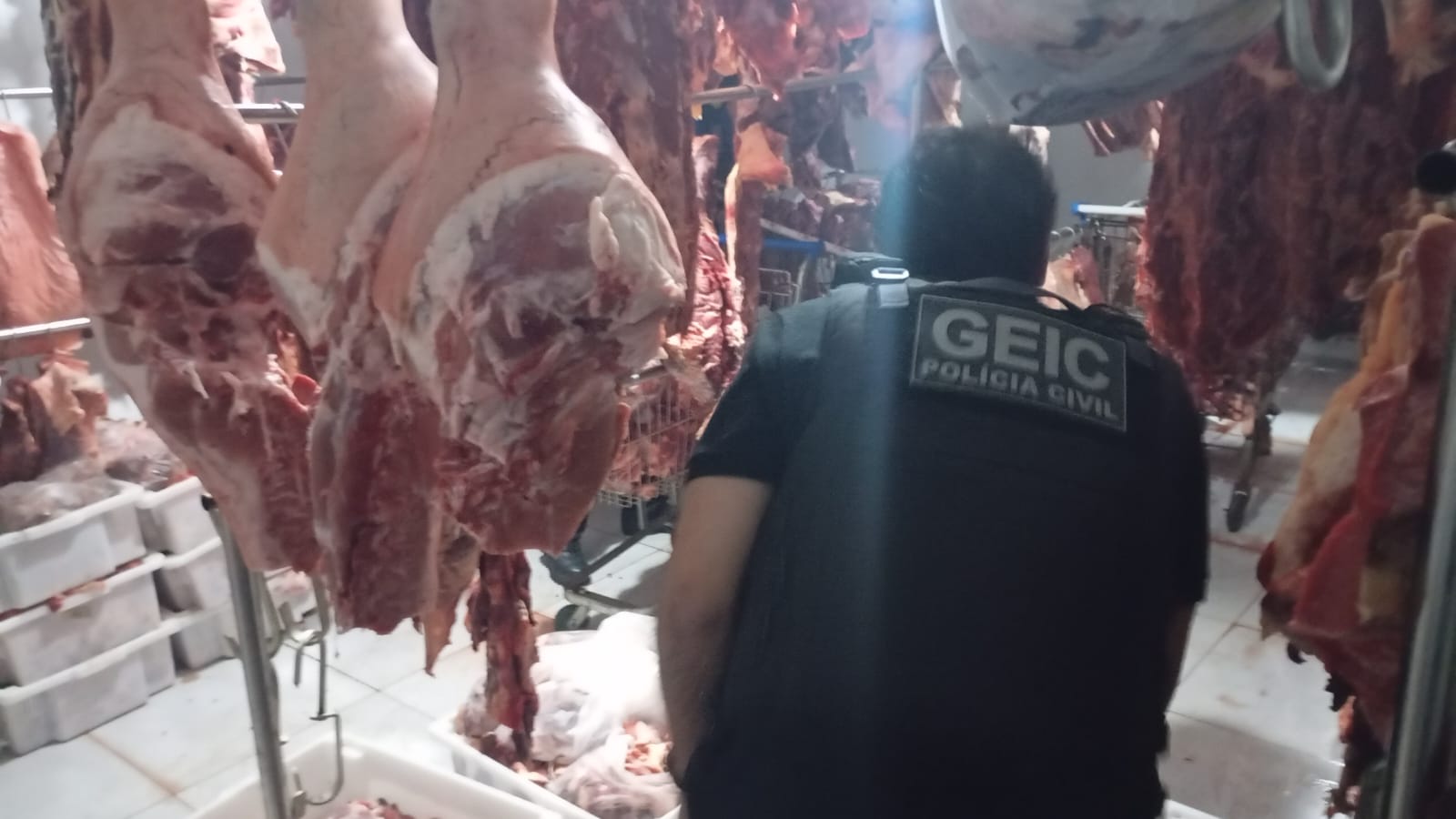 Dono de açougue irregular é preso por vender carne furtada no Entorno