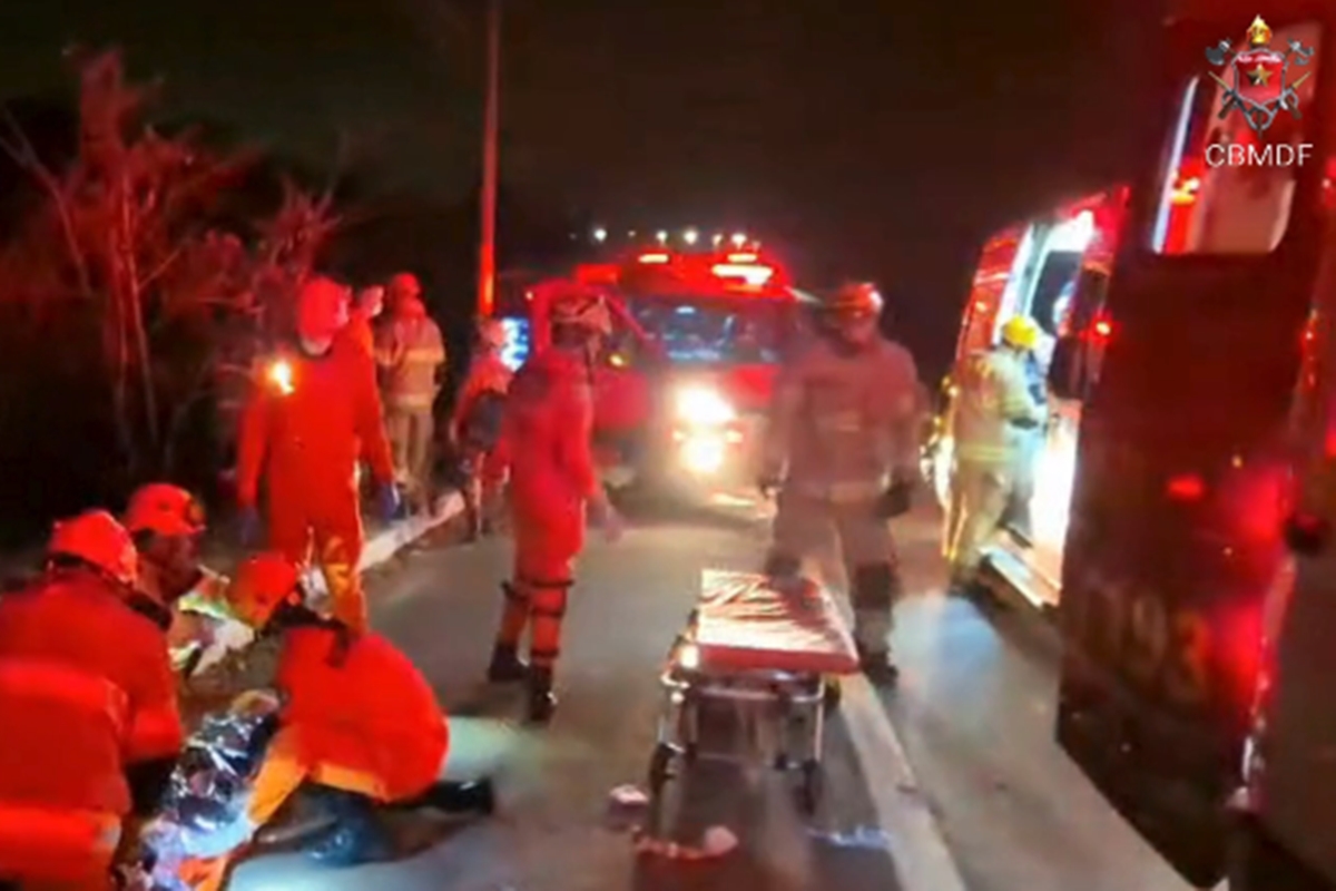 DF: mulher morre e 2 crianças ficam feridas após carro bater em poste