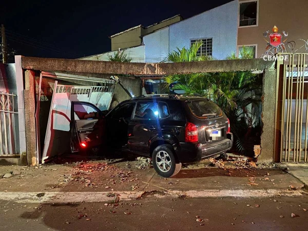 Carro perde o controle, derruba muro e invade casa no Guará